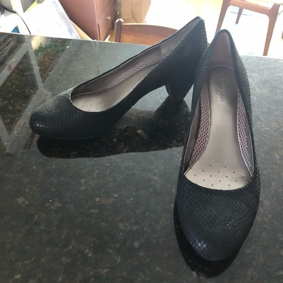 Easy Spirit black snake skin print kitten heels size 8.5 - Picture 1 of 13